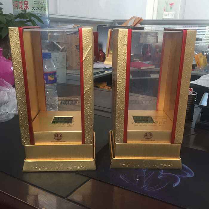 天(tian)池黃(huang)色前(qian)後透(tou)明酒(jiu)盒